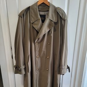 Harbor Master Trench Coat olive green size 40R Vintage  New